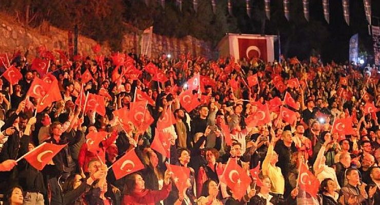 Aydın Büyükşehir Belediyesi’nin Cumhuriyet Bayramı etkinlikleri kapsamında düzenlediği Musa Göçmen Senfoni Orkestrası Konseri Aydınlıları büyüledi